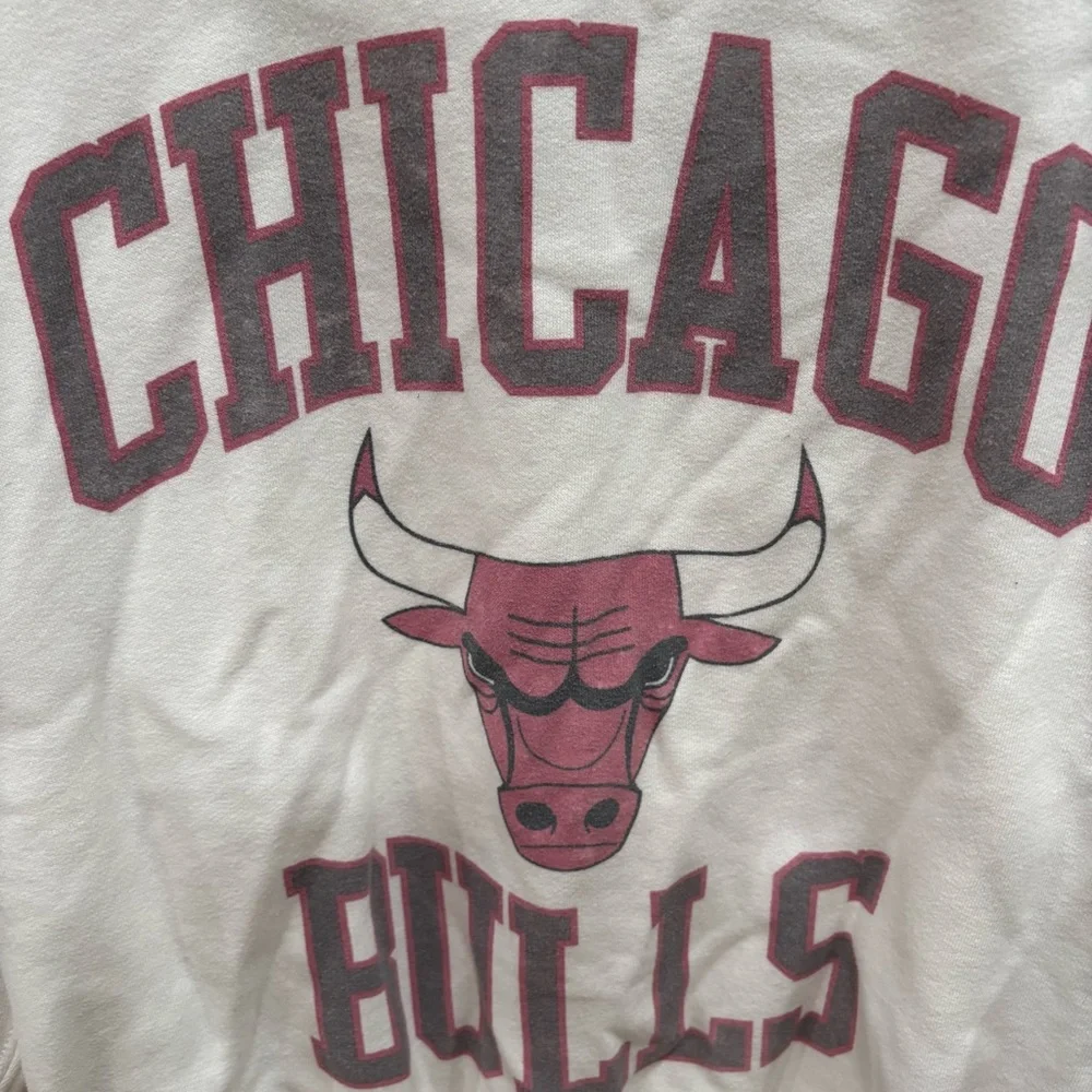 Abercrombie Chicago Bulls White Sweatshirt - Picture 2 of 5